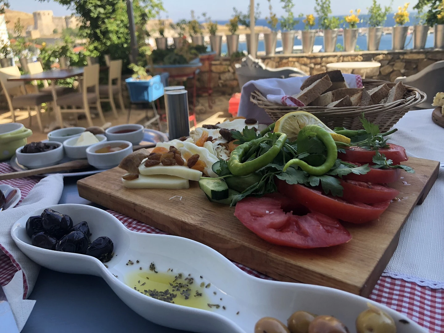 Sebze, peynir ve zeytin içeren Türk kahvaltısı